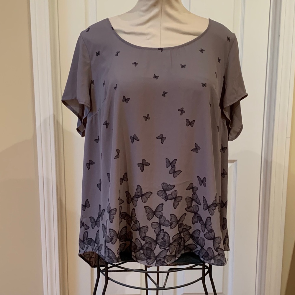 Torrid High/Low button back blouse. EUC